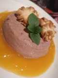 Panna cotta de chocolate, coulis de mango y pastisetas