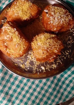 चीज़ी उल्टा वड़ा पाव (Cheesy ulta vada pav recipe in Hindi) रेसिपी मुख्य फोटो