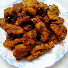 A picture of Kela methi bhajiya.