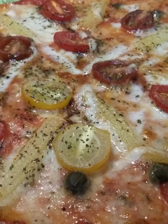 Una foto de Pizza de cherrys y choclitos