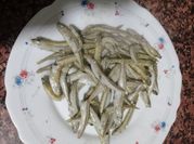 Una foto de pejerrey al ajo