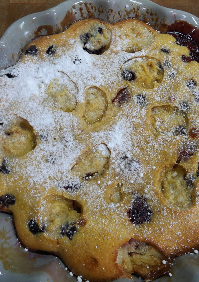 Una foto de Pastel súper fácil de ciruelas rojas y arándanos
