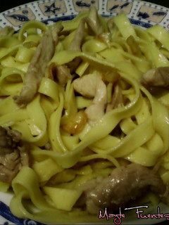 Una foto de Tagliatelle al huevo con pollo al ajillo