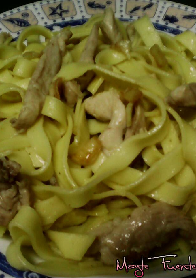 Una foto de Tagliatelle al huevo con pollo al ajillo