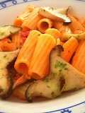 Rigatoni con jamón y setas en salsa de tomate