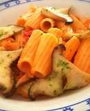 Rigatoni con jamón y setas en salsa de tomate