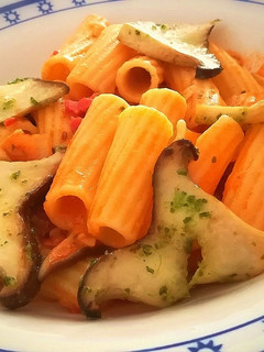Una foto de Rigatoni con jamón y setas en salsa de tomate