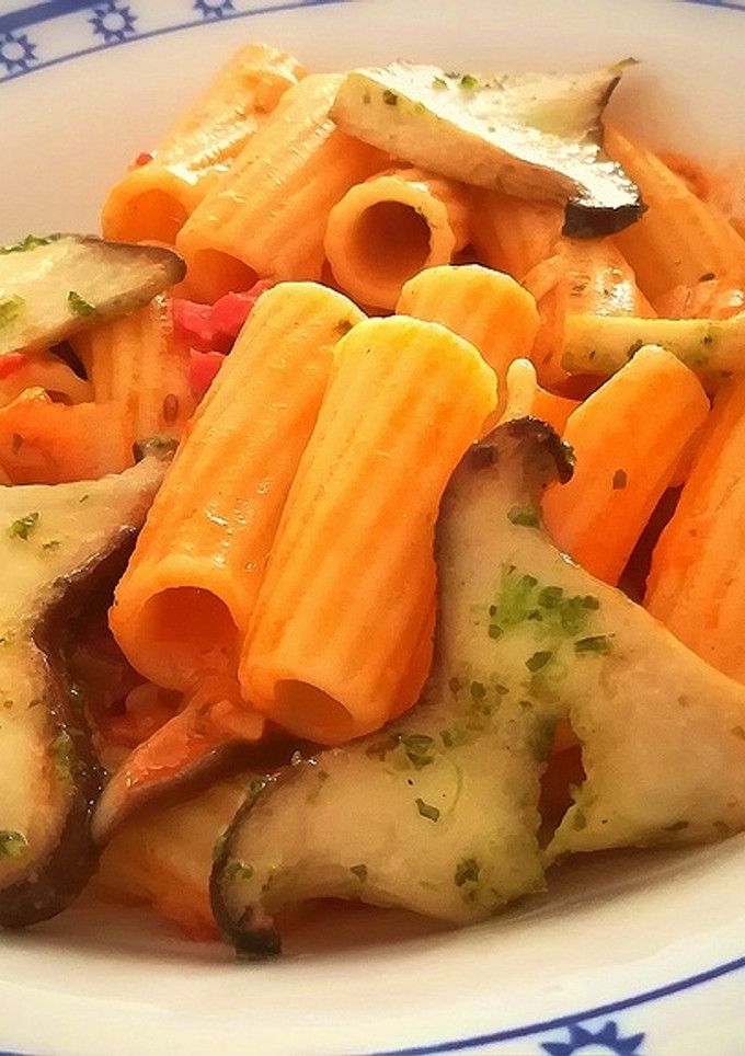 Una foto de Rigatoni con jamón y setas en salsa de tomate