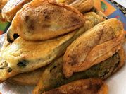 Una foto de chiles rellenos de queso