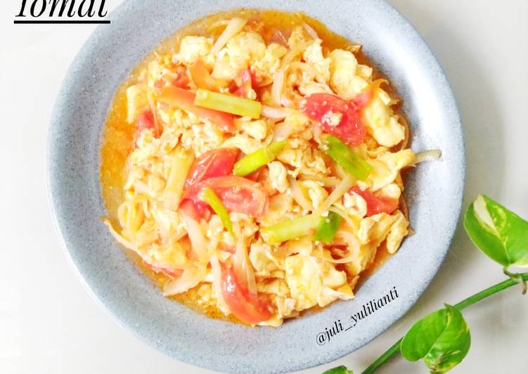 Tomatoes with scrambled eggs (Orak Arik Telur Tomat)