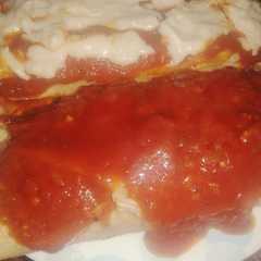 Una foto de Canelones con salsa blanca y salsa de tomates