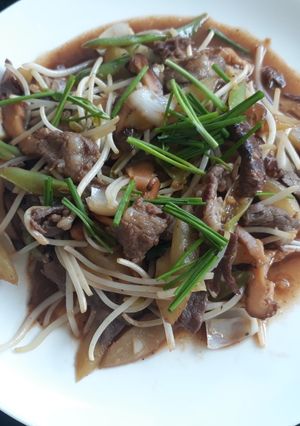 A picture of Stir fry veggies and beef.