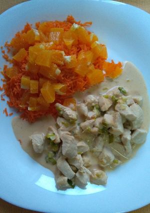 Una foto de Pollo al verdeo con ensalada