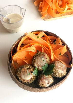 Une photo de Boulgour, boulettes de chou-fleur et sauce citron sésame