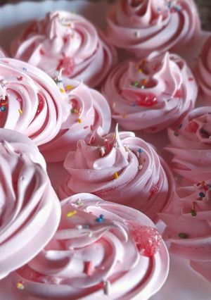 Una foto de Merenguitos en forma de rosas