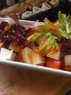 Una foto de Ensalada de queso y frutas al pimentón picante