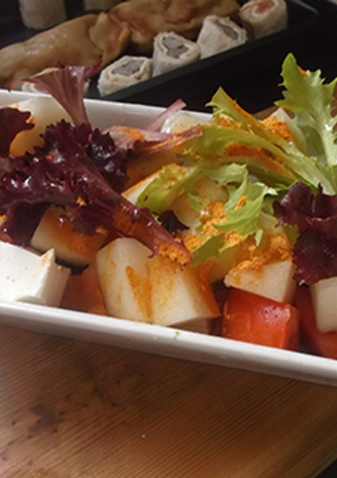 Una foto de Ensalada de queso y frutas al pimentón picante