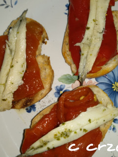 Una foto de Tosta de pimientos y boquerón