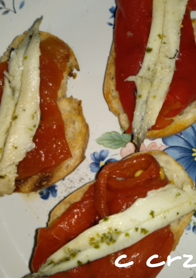 Una foto de Tosta de pimientos y boquerón