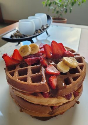 Una foto de Torta de Waffles con frutilla y plátano