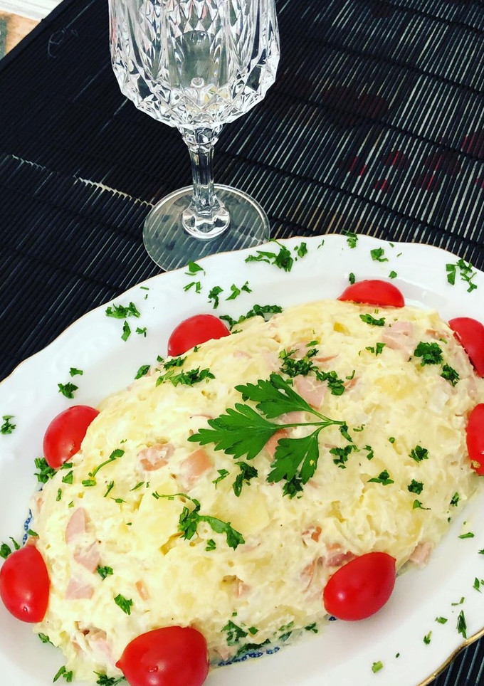 Una foto de Ensalada de patatas y frankfurt