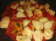 Una foto di petto pollo con peperone
