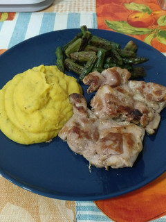 Una foto de Pollo a la plancha con espárragos verdes y puré de patatas