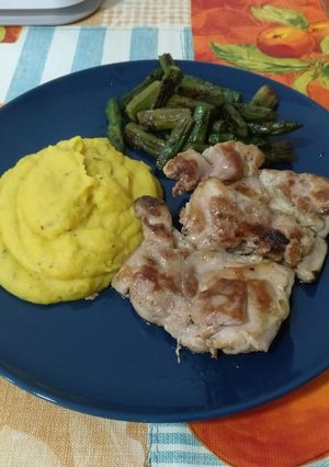 Una foto de Pollo a la plancha con espárragos verdes y puré de patatas