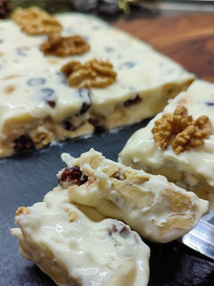 Una foto de Turrón de queso camembert con arándanos y nueces