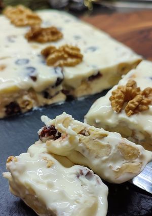 Una foto de Turrón de queso camembert con arándanos y nueces