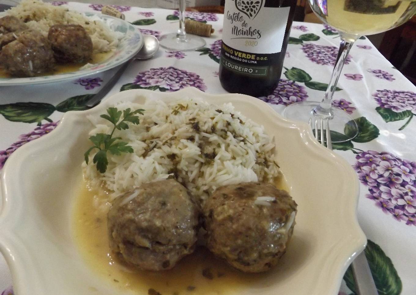 Albóndigas especiales de carnes variadas con salsa de vino