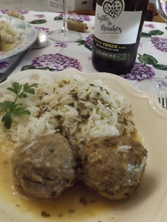 Una foto de Albóndigas especiales de carnes variadas con salsa de vino