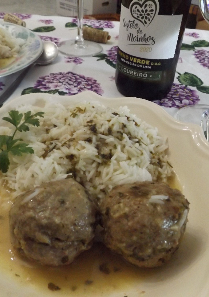 Una foto de Albóndigas especiales de carnes variadas con salsa de vino