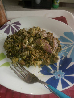 Una foto de Tallarines integrales con pollo y pesto estilo Mila