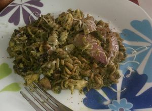 Una foto de Tallarines integrales con pollo y pesto estilo Mila