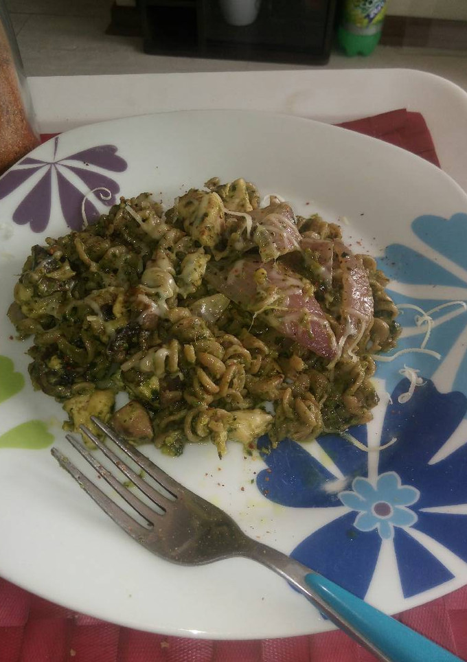 Una foto de Tallarines integrales con pollo y pesto estilo Mila