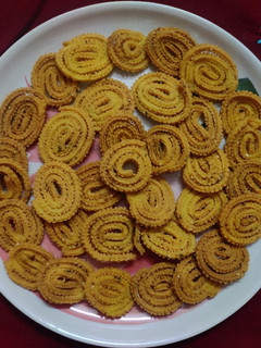 ચોખા ના લોટ ની ચકરી (Rice Flour Chakri Recipe In Gujarati) રેસીપી મુખ્ય ફોટો
