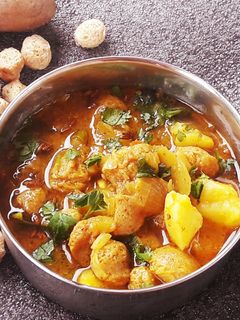 आलू बड़ी सब्जी (Aloo Badi Sabji recipe in Hindi) रेसिपी मुख्य फोटो