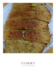 गार्लिक स्टफ्ड ब्रेड (Garlic stuffed bread recipe in Hindi) रेसिपी मुख्य फोटो