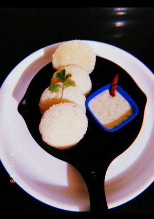 A picture of Idli with coconut chutney.