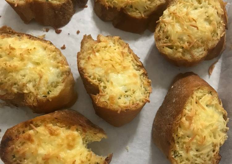8 Resep: Cheesy Garlic Bread Untuk Pemula!