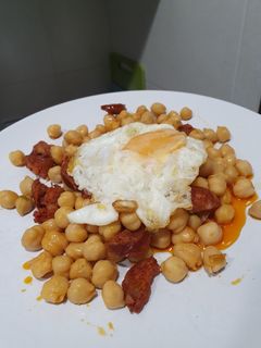 Una foto de Garbanzos con chorizo y huevo frito