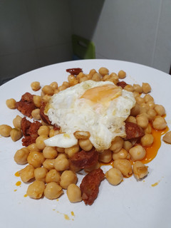 Una foto de Garbanzos con chorizo y huevo frito