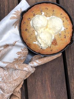 Una foto de Cookie gigante rellena con helado