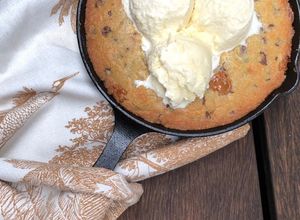 Una foto de Cookie gigante rellena con helado