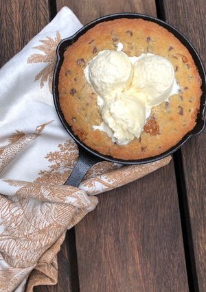 Una foto de Cookie gigante rellena con helado