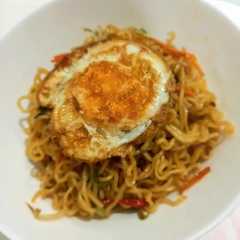 A picture of Mi Goreng Spesial.