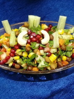 ક્રનચી પ્રોટીન સલાડ(Crunchy Protein Salad Recipe in Gujarati) રેસીપી મુખ્ય ફોટો