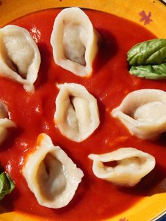 Una foto de Shishbarak. Pasta fresca rellena de carne