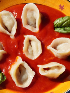 Una foto de Shishbarak. Pasta fresca rellena de carne